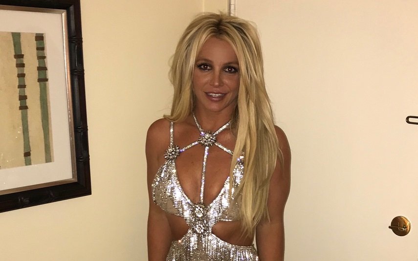 Britney Spears voltou a posar completamente nua. A cantora recorreu ao photoshop para encolher a barriga, mas deixou "rasto" da edição.