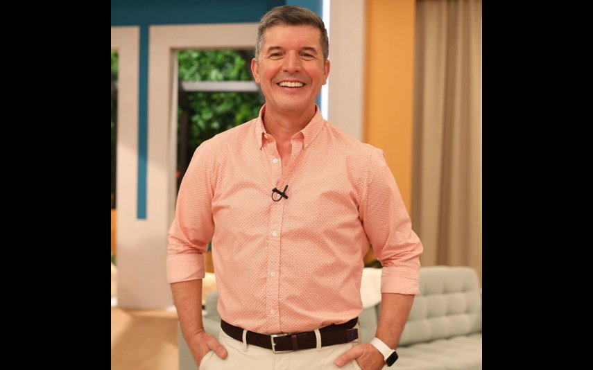 João Baião e Cláudio Ramos estão a combinar! Os dois apresentadores escolheram uma camisola de malha igual para comandar os respetivos programas matutinos.