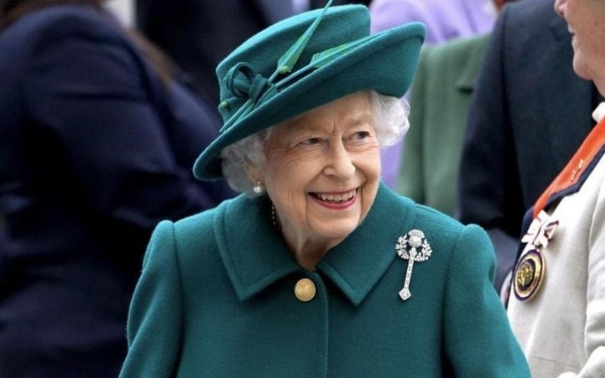 A rainha Isabel II deixou uma centena de joias, avaliadas em milhões de euros, de herança. Mas só duas peças para a monarca levar no caixão.