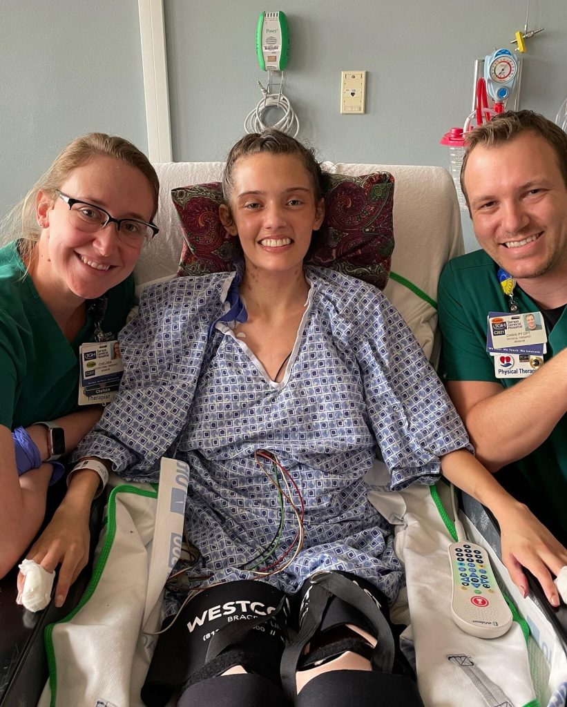 Claire Bridges perdeu as duas pernas por complicações relacionadas com a covid-19. A família continua a angariar fundos para a recuperação da modelo de 21 anos.