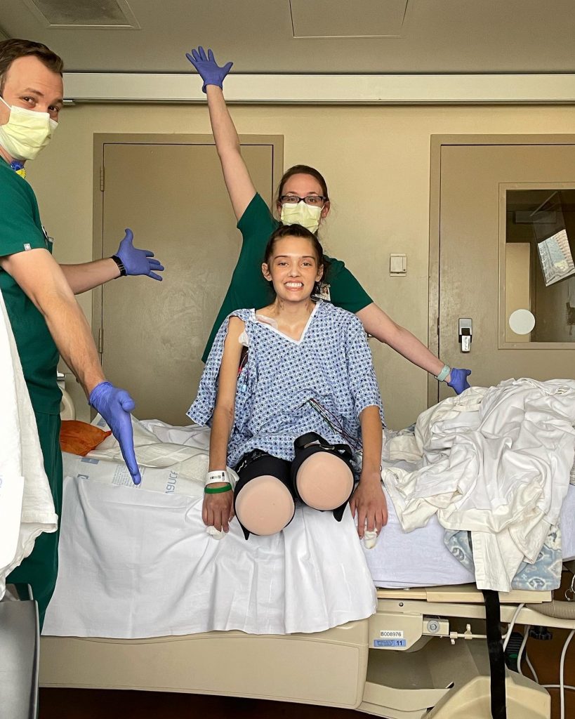 Claire Bridges perdeu as duas pernas por complicações relacionadas com a covid-19. A família continua a angariar fundos para a recuperação da modelo de 21 anos.