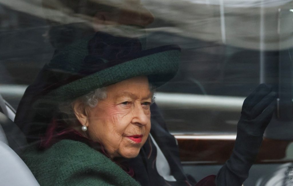 Rainha Isabel II presta homenagem ao marido, o príncipe Filipe, que morreu há quase um ano.