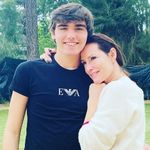 Fernanda Serrano surge ao lado do filho Santiago. O rapaz, de 17 anos fez disparar os comentários: "um príncipe muito lindo!"