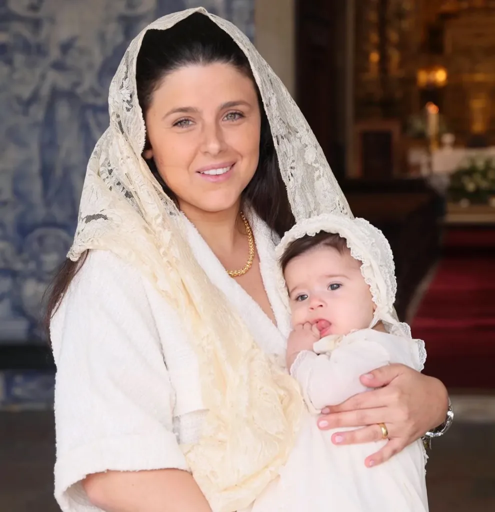 A neta mais nova de Bibá Pitta, Piedade, de cinco meses, já foi batizada. Tanto a avó como a mãe da bebé, Maria Pitta, partilham imagens da cerimónia.