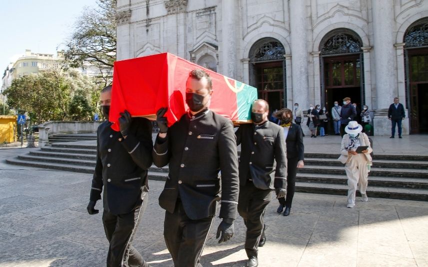 Eunice Muñoz foi cremada no Cemitério do Alto de São João. Foram muitos os colegas e amigos que quiseram despedir-se da consagrada atriz.