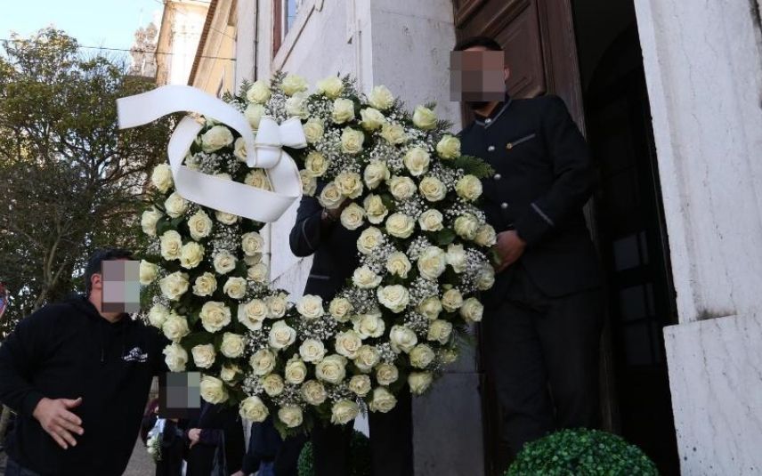 Já tiveram início as cerimónias fúnebres de Eunice Muñoz. A atriz está a ser velada nesta segunda-feira, dia 18, na Basílica da Estrela.
