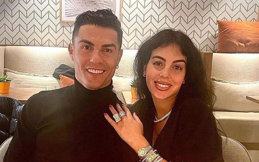 Cristiano Ronaldo mostrou pela primeira vez a filha recém-nascida. Depois da morte de um dos bebés gémeos, CR7 mostra-se em casa, ao lado dos filhos e de Georgina.