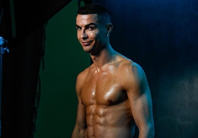 Cristiano Ronaldo tem um novo relógio exclusivo e de luxo! O acessório do craque português vale um milhão de euros. Veja as fotos.