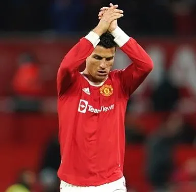 Depois da derrota do Manchester United, Cristiano Ronaldo terá atirado o telemóvel de um adepto ao chão. O vídeo tornou-se viral.
