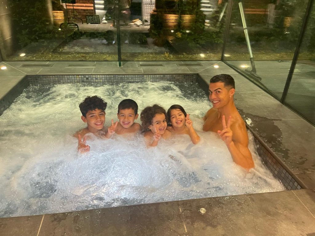 Cristiano Ronaldo com os filhos Cristianinho, de 11 anos, os gémeos Eva e Mateo, de quatro, e Alana Martina, também de quatro