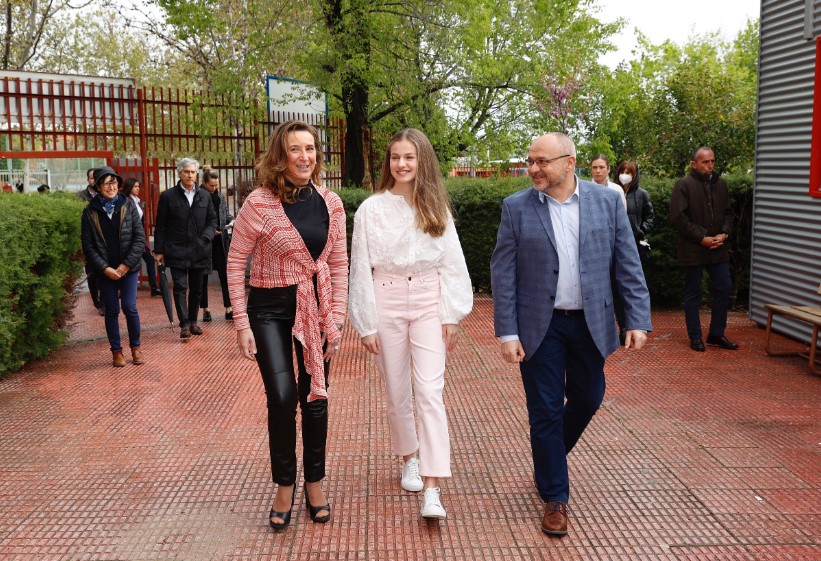 A princesa Leonor cumpriu um evento oficial em Espanha. A filha de Letizia e Felipe VI surge sem máscara e mostra feições de adolescente.