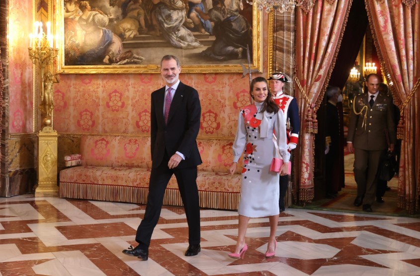 A rainha Letizia sofreu um percalço com o look escolhido para um evento desta semana. A monarca surgiu sem máscara... e com batom nos dentes. Veja tudo!