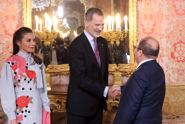 A rainha Letizia sofreu um percalço com o look escolhido para um evento desta semana. A monarca surgiu sem máscara... e com batom nos dentes. Veja tudo!