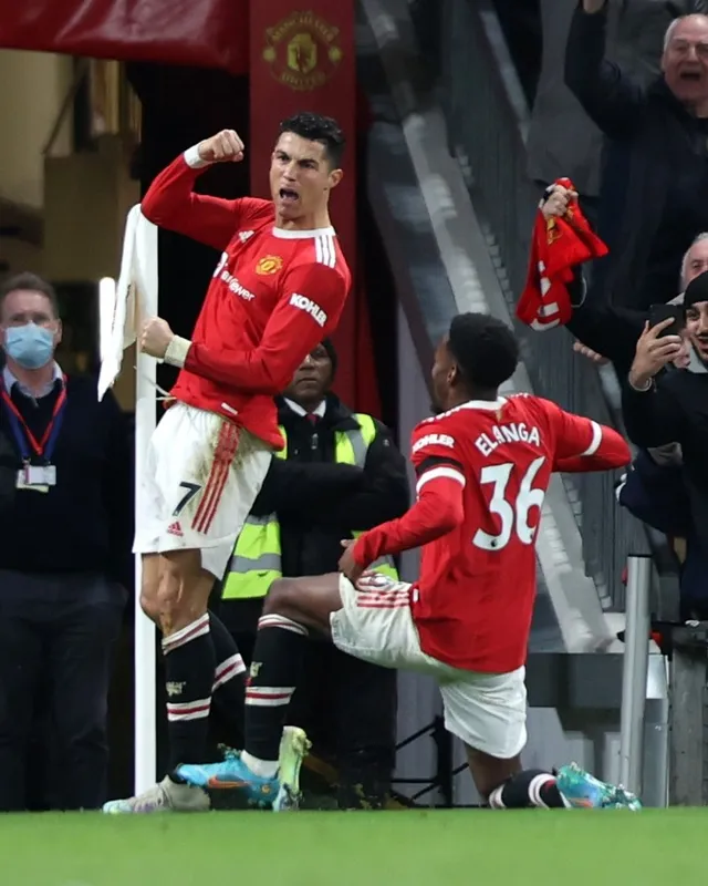 Depois da derrota do Manchester United, Cristiano Ronaldo terá atirado o telemóvel de um adepto ao chão. O vídeo tornou-se viral.