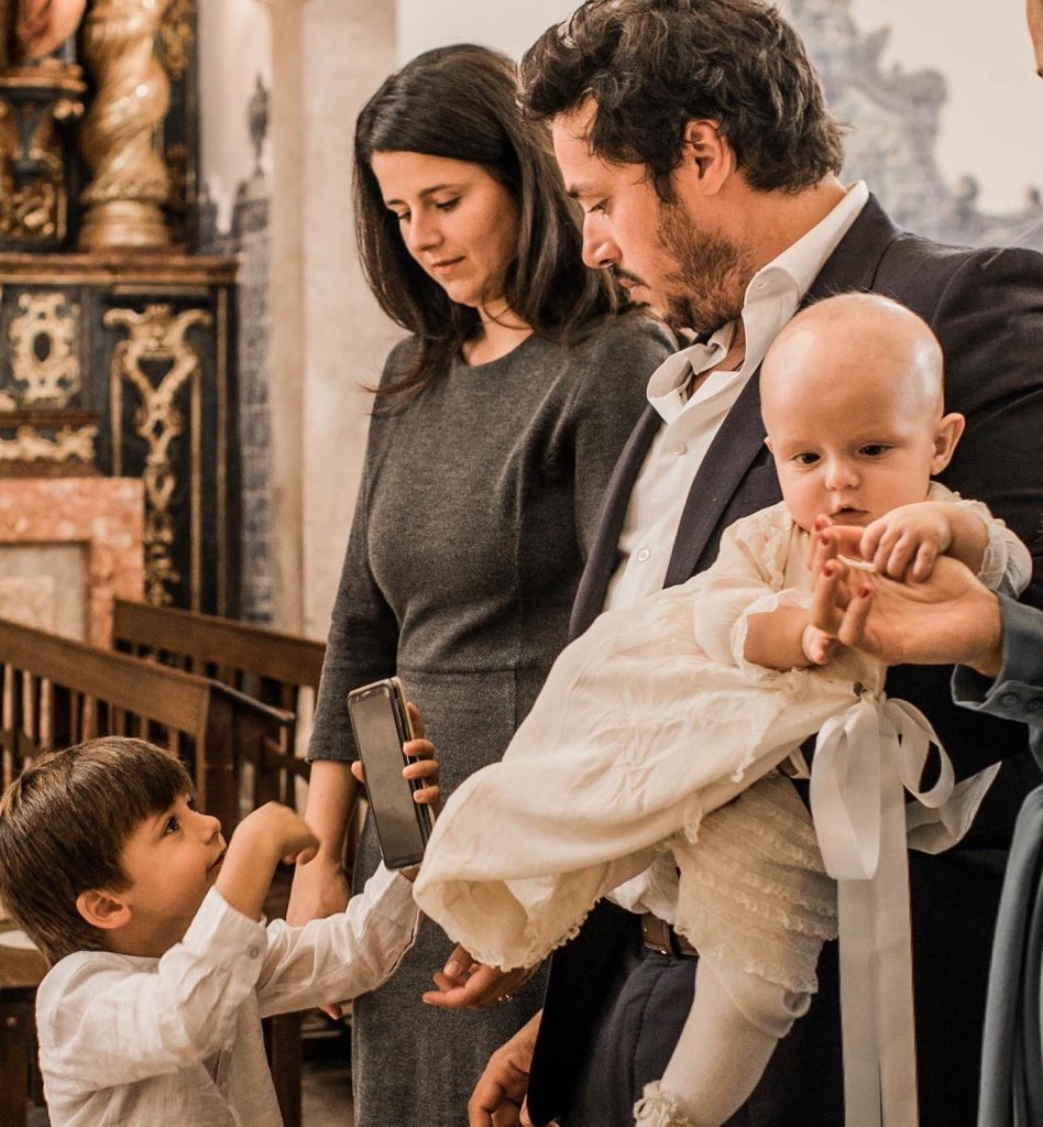 O vestido que Maria Pitta e Guilherme Paixão escolheram para a filha usar no seu batizado foi o mesmo que o irmão, António, 1 ano, usou no seu batismo