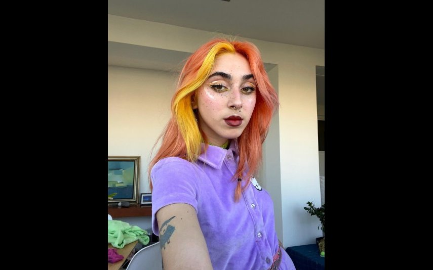 Marie muda de visual e surge com o cabelo pintado do cor de laranja e amarelo. Veja fotos do look excêntrico da ex-concorrente Big Brother Famosos.