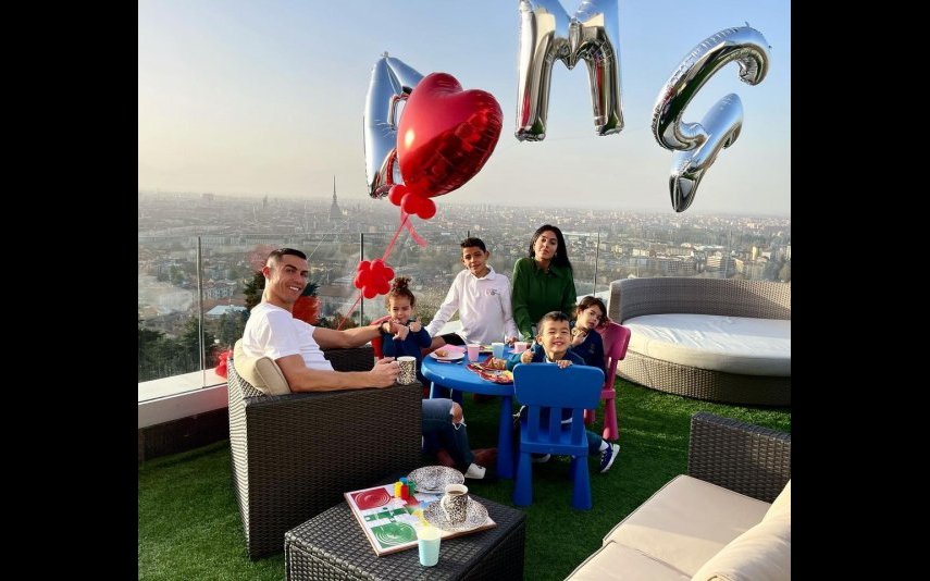 Cristiano Ronaldo acaba de revelar uma fotografia com a filha recém-nascida. O craque português promete à menina: "Amor para sempre"