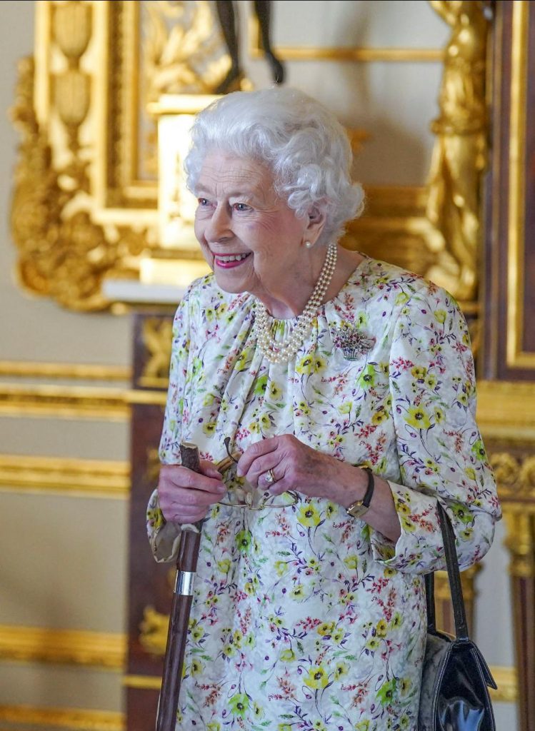 Ao fim de dois anos de ausência, o príncipe Harry visitou a avó, a rainha Isabel II
