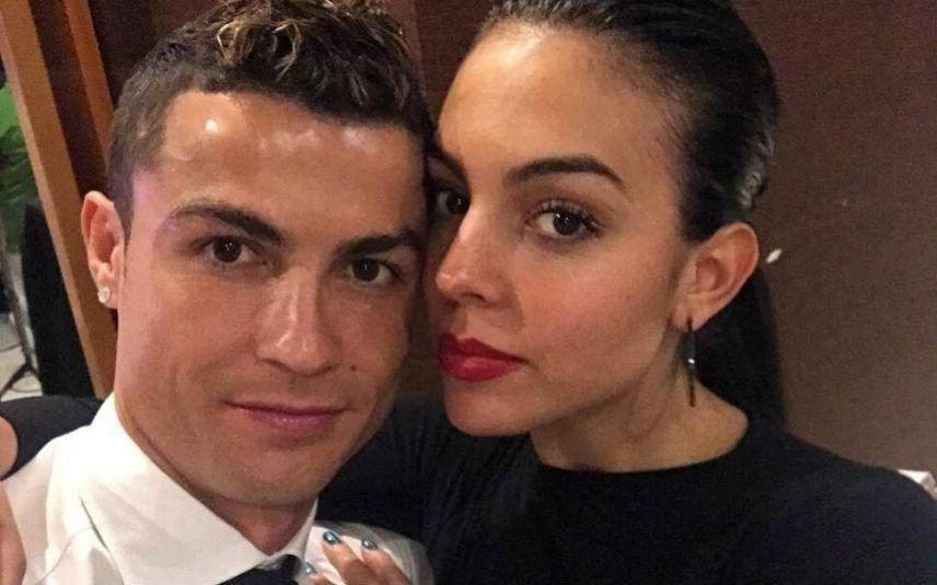 Cristiano Ronaldo e Georgina Rodríguez revelaram esta segunda-feira, 18 de abril, que morreu um dos seus bebés gémeos e uma onda de apoio inundou as redes sociais do casal.