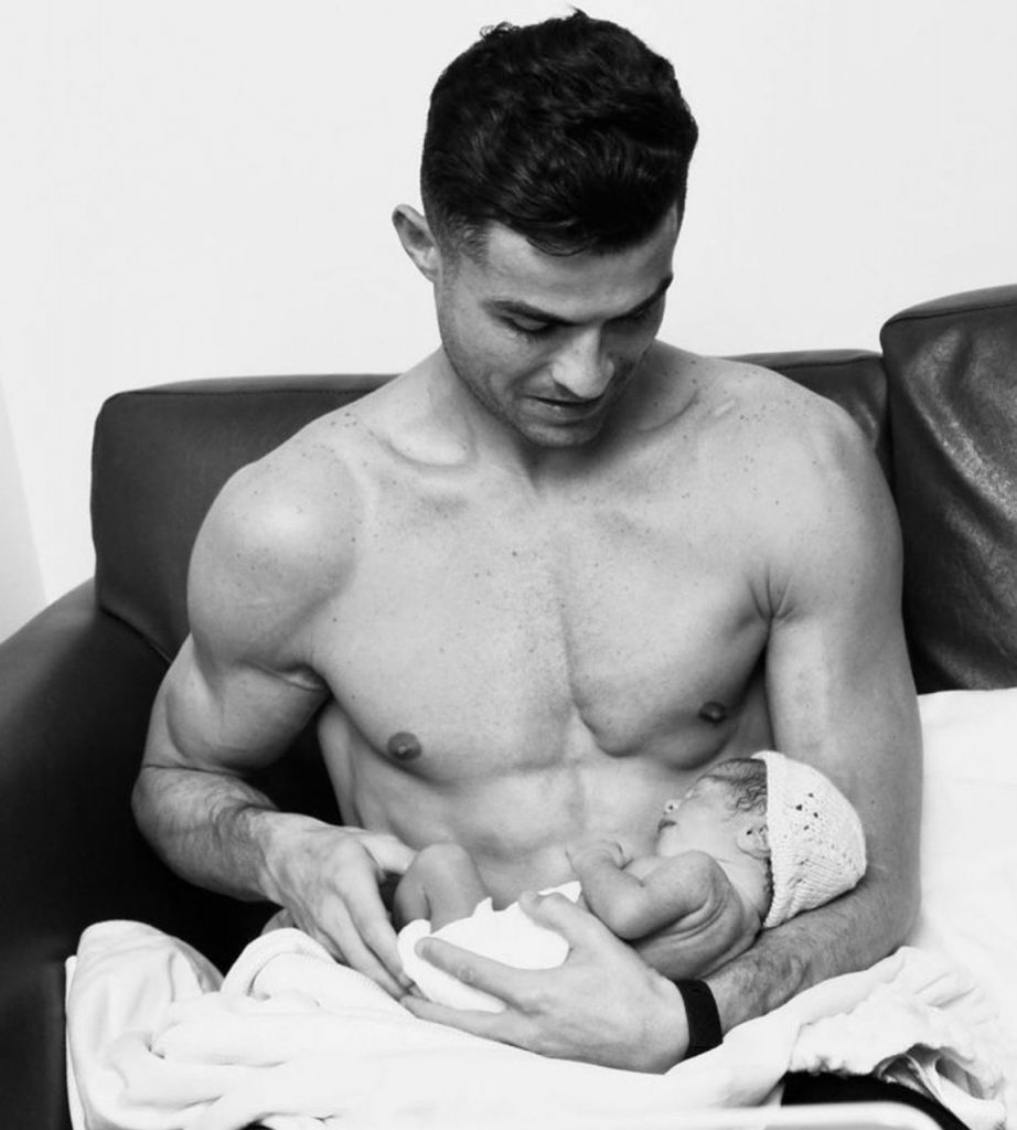 Cristiano Ronaldo com a filha Bella EsmeraldaCristiano Ronaldo com a filha Bella Esmeralda