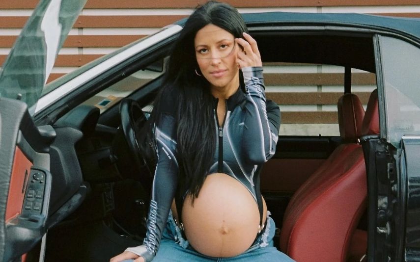 Ana Moura está na recta final da gravidez! A fadista, que está à espera do primeiro filho, exibe o barrigão só em calças e os elogios multiplicam-se.