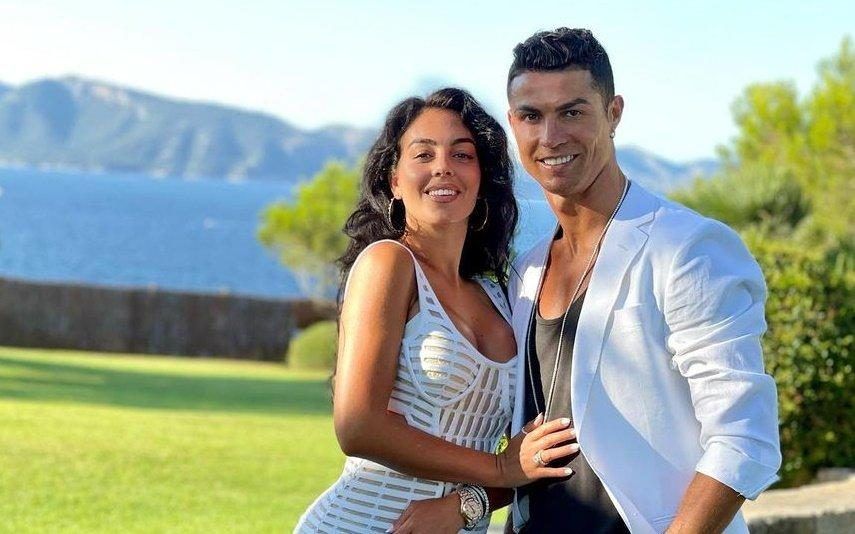 Cristiano Ronaldo e Georgina Rodríguez recuperam forças a bordo de um iate após a perda de um dos filhos gémeos. O craque português partilhou uma foto em que mostra todo o carinho pela companheira.