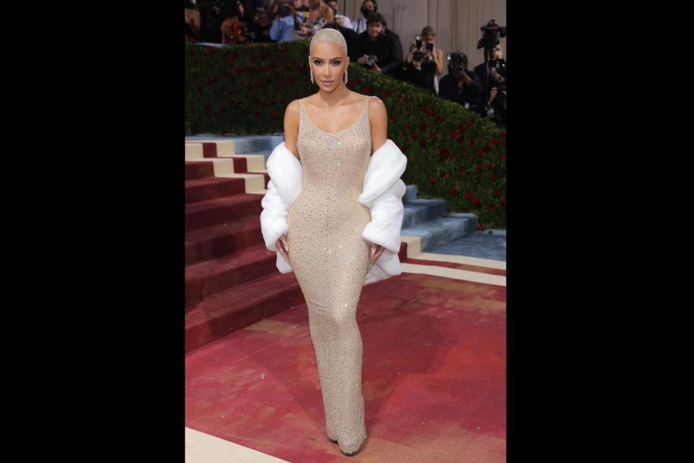 Kim Kardashian perdeu sete quilos para usar o vestido histórico de Marilyn Monroe na Met Gala, mas não foram suficientes e o modelo ficou 'destruído'.