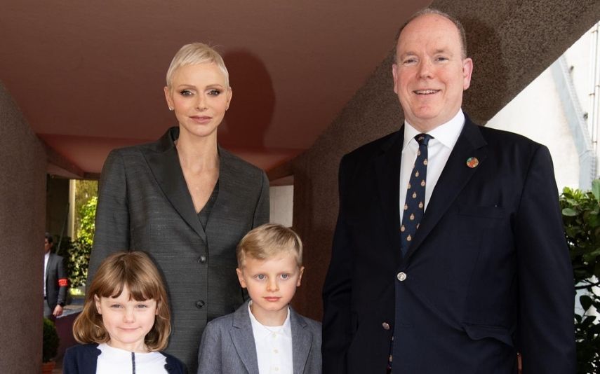 Charlene do Mónaco fez a sua primeira aparição pública ao lado do príncipe Alberto e dos filhos depois de ter passado vários meses internada.