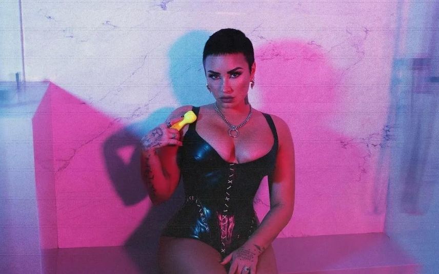 Demi Lovato deixou os fãs boquiabertos ao posar de body ousado com um vibrador na mão. Veja as fotos que estão a dar que falar.