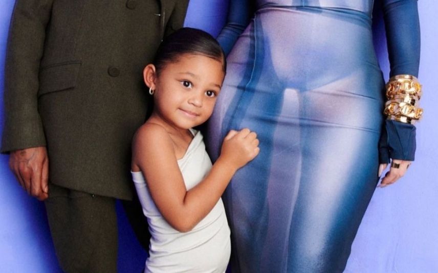 Kylie Jenner e Travis Scott levaram a filha Stormi aos Billboard. A menina, de quatro anos, roubou todas as atenções e derreteu os fãs.