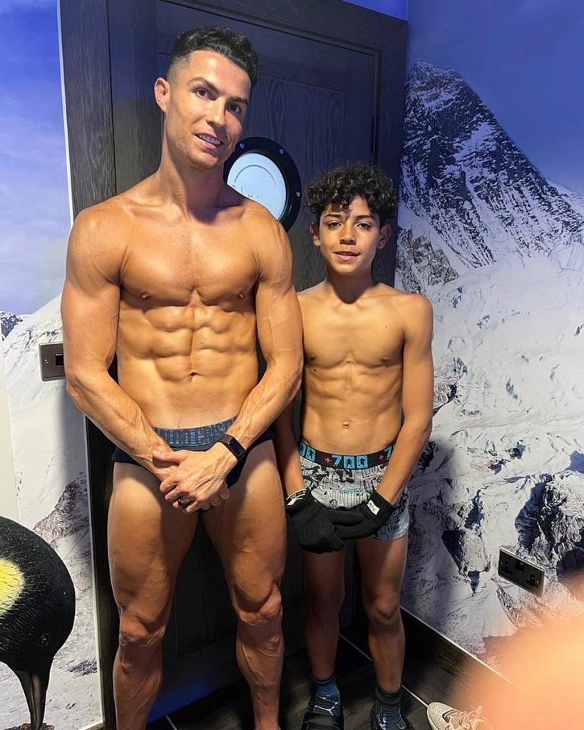 Cristiano Ronaldo partilhou uma fotografia ao lado do filho mais velho, Cristianinho, e o corpo tonificado do menino, de 11 anos, está a impressionar os fãs.