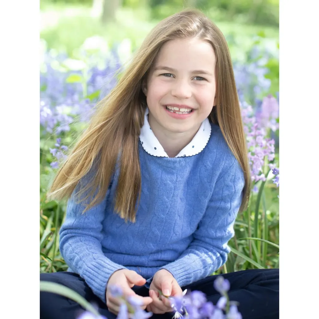 A princesa Charlotte completa esta segunda-feira, 2 de maio, sete anos de vida e William e Kate assinalaram o aniversário da filha com fotos nunca antes vistas da menina.