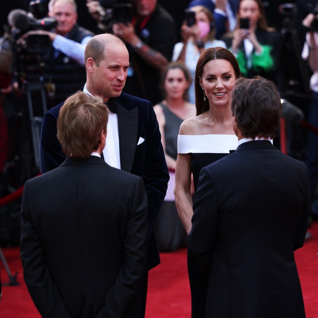 Kate Middleton usou um vestido preto comprido muito sensual no Festival de Cannes, mas a duquesa fez uma alteração que o tornou mais sóbrio.