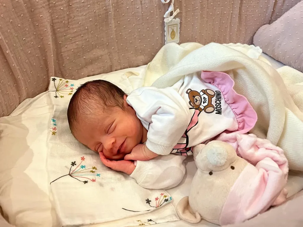 Bella Esmeralda é o nome da filha bebé de Cristiano Ronaldo e Georgina Rodríguez. A revelação foi feita pela namorada de CR7, neste sábado, 7 de maio, através de uma publicação nas redes sociais.