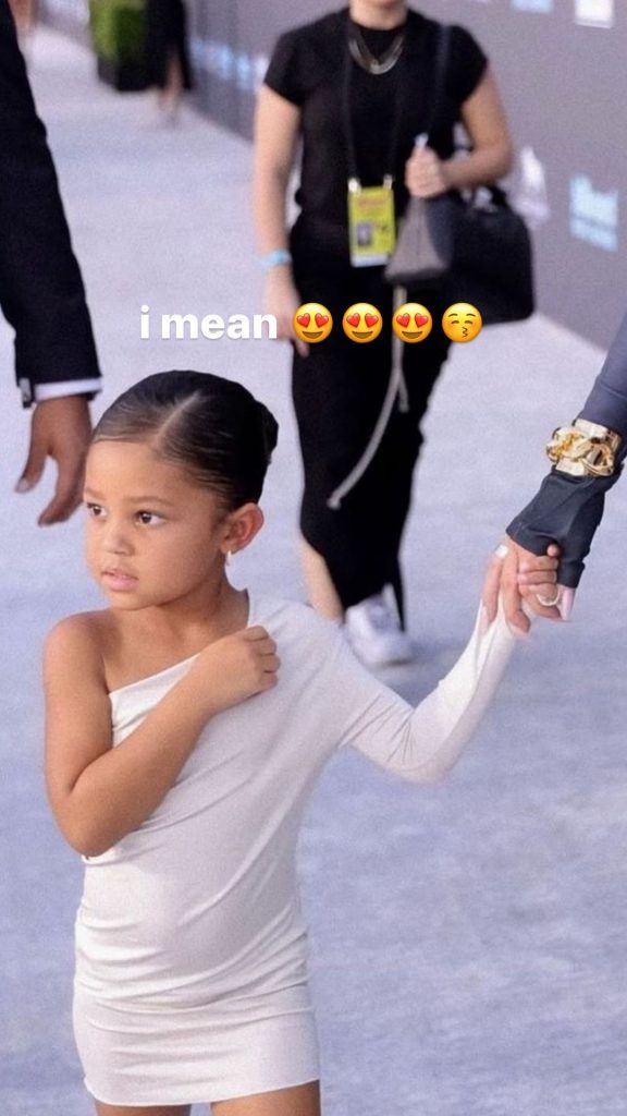 Kylie Jenner e Travis Scott levaram a filha Stormi aos Billboard. A menina, de quatro anos, roubou todas as atenções e derreteu os fãs.