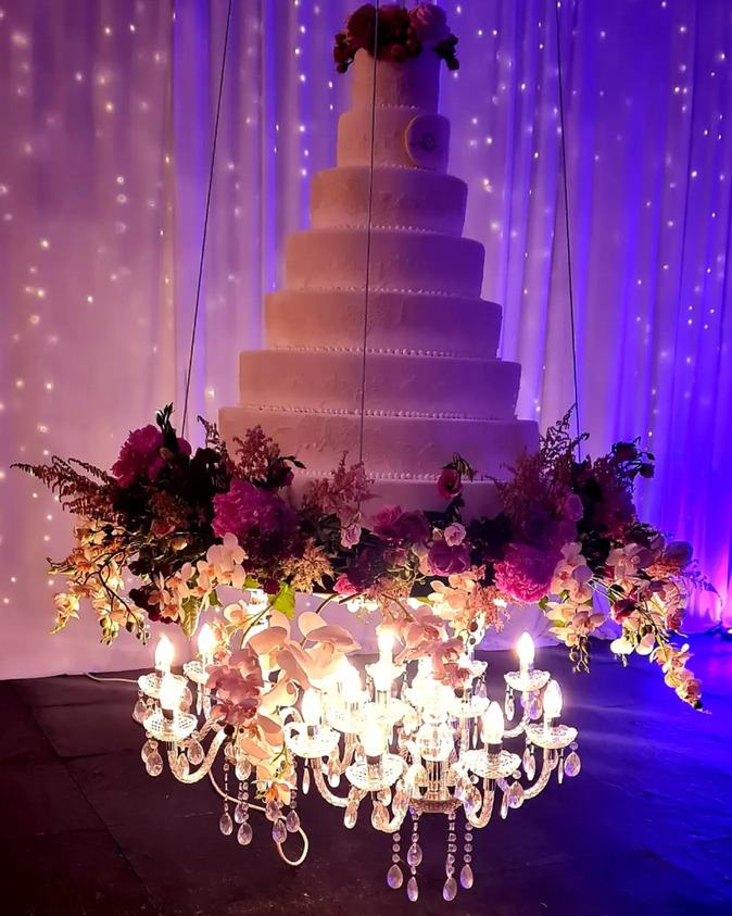 Maniche e Joana Carvalho casaram este domingo, dia 8 de maio. A cerimónia de luxo contou com uma decoração em tons de rosa e com um bolo de oito andares ... suspenso!