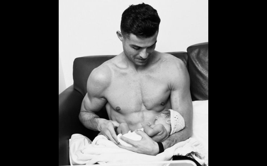 Cristiano Ronaldo e a filha recém-nascida Bella Esmeralda