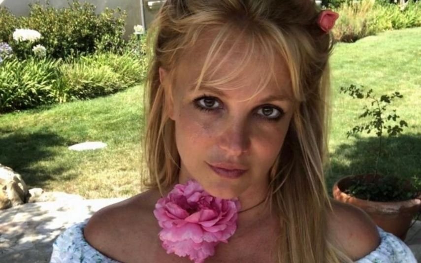 Britney Spears voltou publicar fotos em que surge toda nua. Os fãs não foram meigos nas críticas e pediram "respeito" pelos filhos.