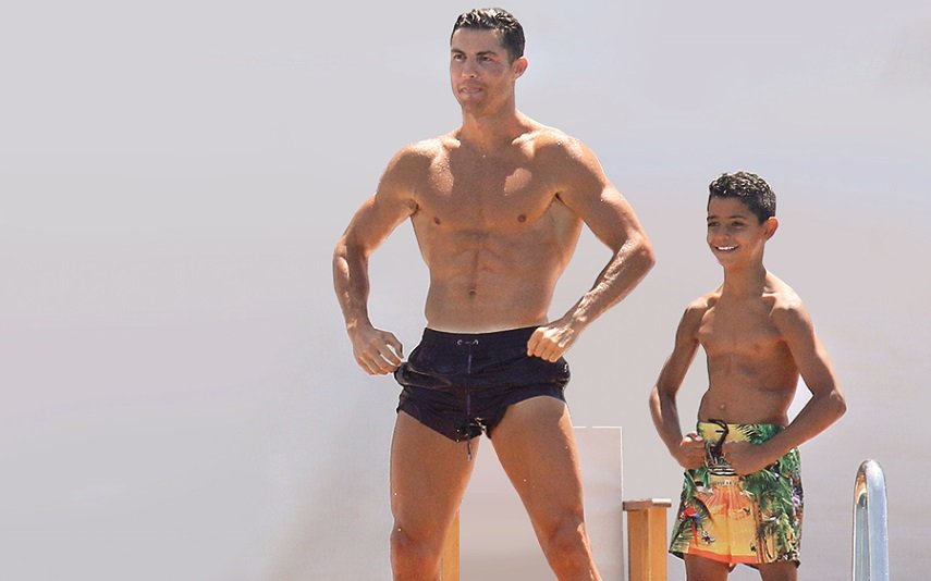 Cristiano Ronaldo partilhou uma fotografia ao lado do filho mais velho, Cristianinho, e o corpo tonificado do menino, de 11 anos, está a impressionar os fãs.