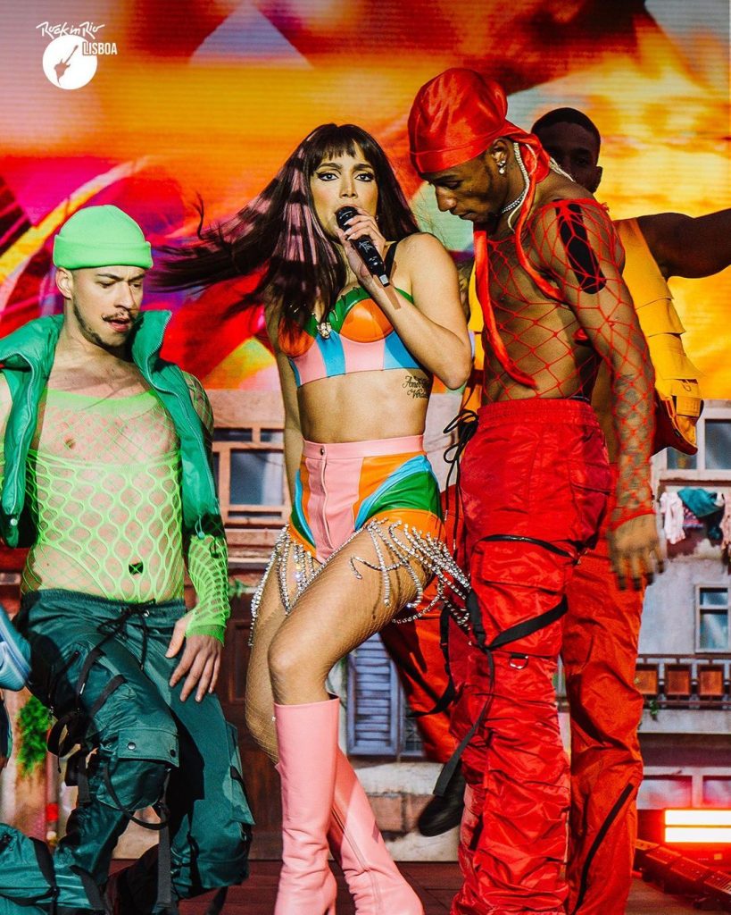 Anitta foi duramente criticado após erguer uma bandeira espanhola no seu concerto, no Palco Mundo. A Pipoca Mais Doce e Agir saíram em defesa da cantora.