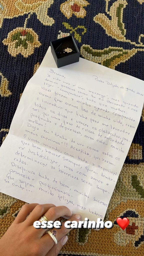 Bruna Gomes recebeu uma carta acompanhada de um presente especial de uma fã. "Quando temos pessoas como tu e o Bernardo a nos fazer companhia, tudo fica melhor", escreveu.