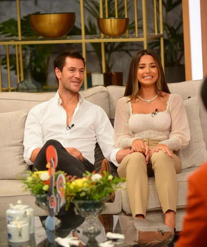 Bernardo Sousa e Bruna Gomes marcaram presença no Em Família, da TVI. O casal adiou a viagem romântica a Paris que tinham planeado e explica o motivo.