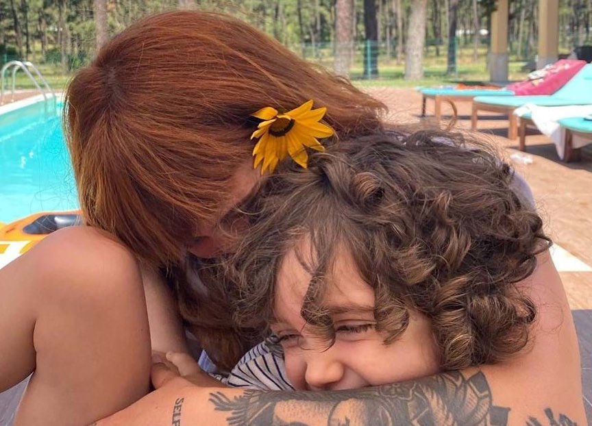 Carolina Deslandes celebra o aniversário do filho mais velho, Santiago, com uma dedicatória que deixou os fãs encantados. O menino sofre de uma perturbação do espectro do autismo.