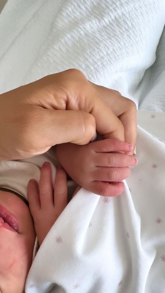 Catarina Gouveia quebrou o silêncio e, em vídeo, reagiu às críticas que lhe têm sido feitas nos últimos dias após a partilha da foto na maternidade.