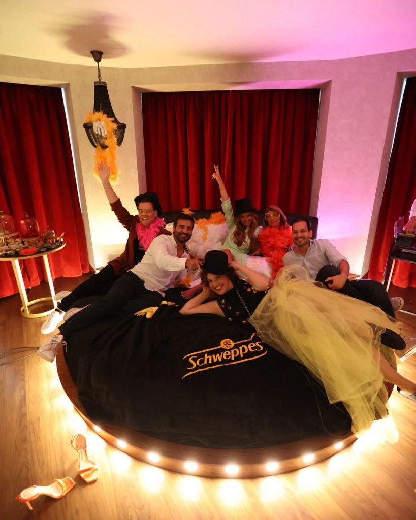 Cristina Ferreira garante que viveu uma "noite memorável" com alguns amigos! A festa de arromba contou com limousine e até com karaoke! Veja o vídeo!