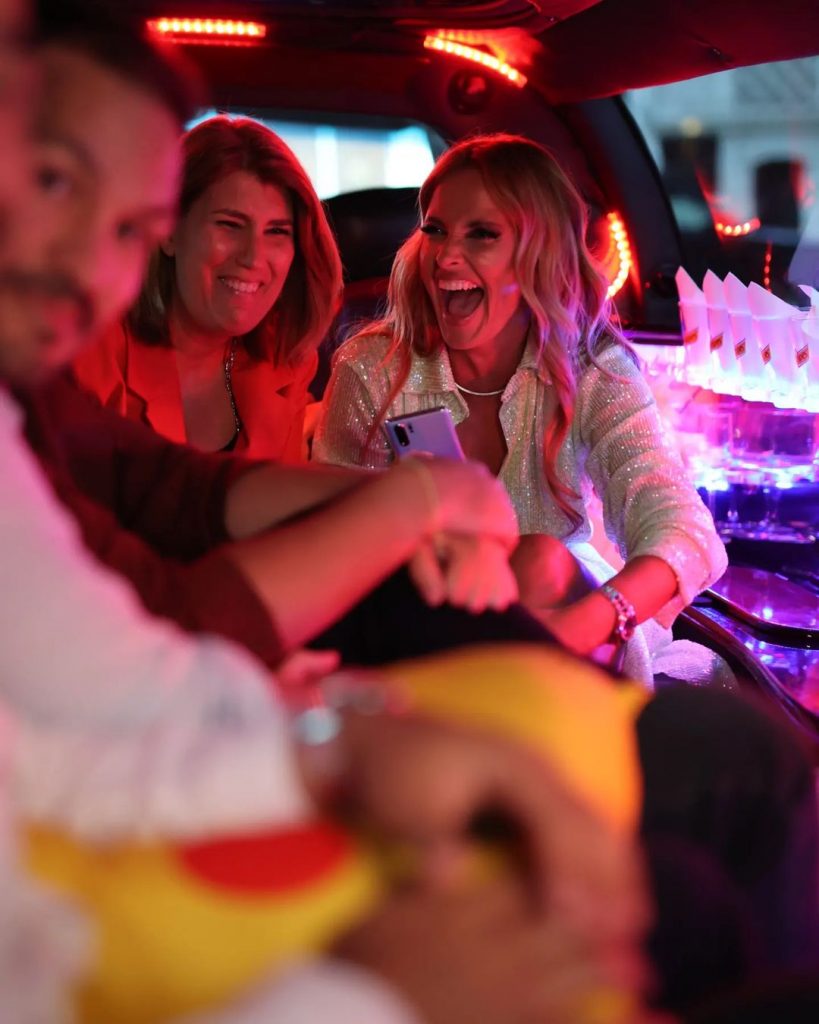 Cristina Ferreira garante que viveu uma "noite memorável" com alguns amigos! A festa de arromba contou com limousine e até com karaoke! Veja o vídeo!
