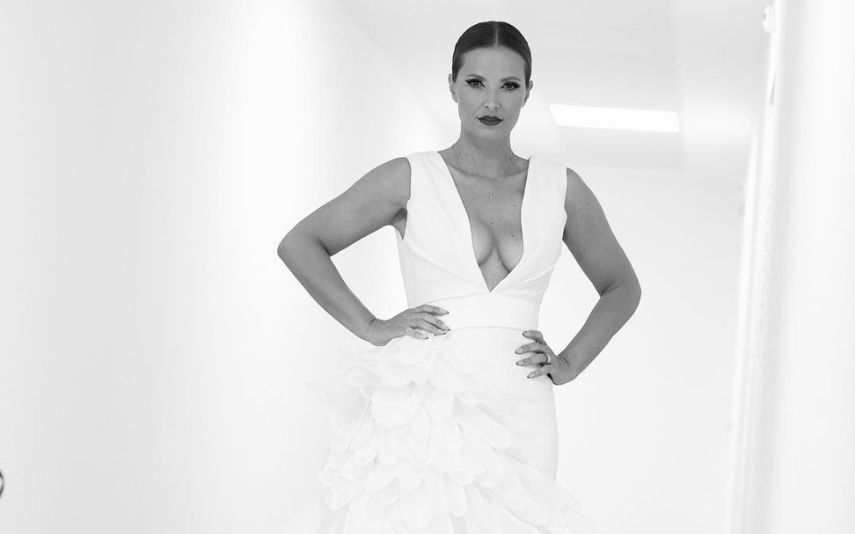 Na última gala do Big Brother - Desafio Final, Cristina Ferreira surgiu com um vestido branco comprido, que foi uma homenagem especial aos concorrentes. "Todos comigo", garante.