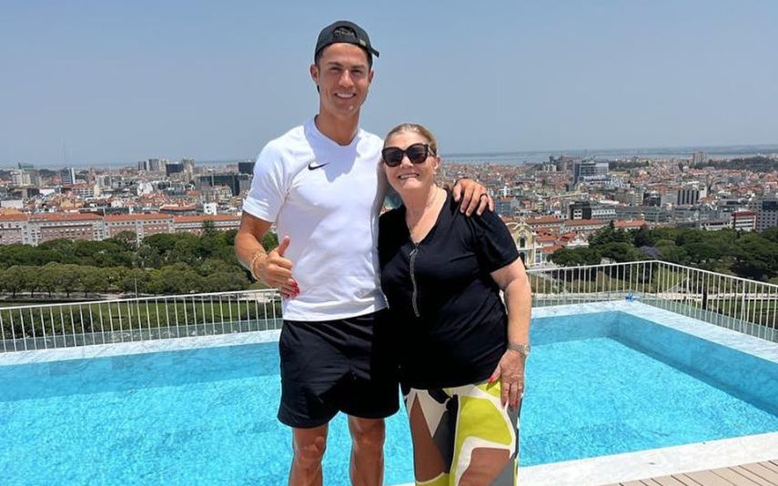 Em família, Dolores Aveiro aproveita as férias em Palma de Maiorca. A mãe de Cristiano Ronaldo mostra-se a aproveitar o bom tempo de biquíni e recebe elogios: "Está maravilhosa"