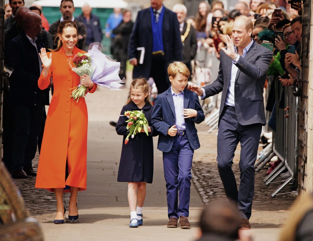 Kate Middleton e o príncipe William chegaram este sábado, 4 de junho, ao País de Gales, na companhia dos dois filhos mais velhos: o príncipe George e a princesa Charlotte.