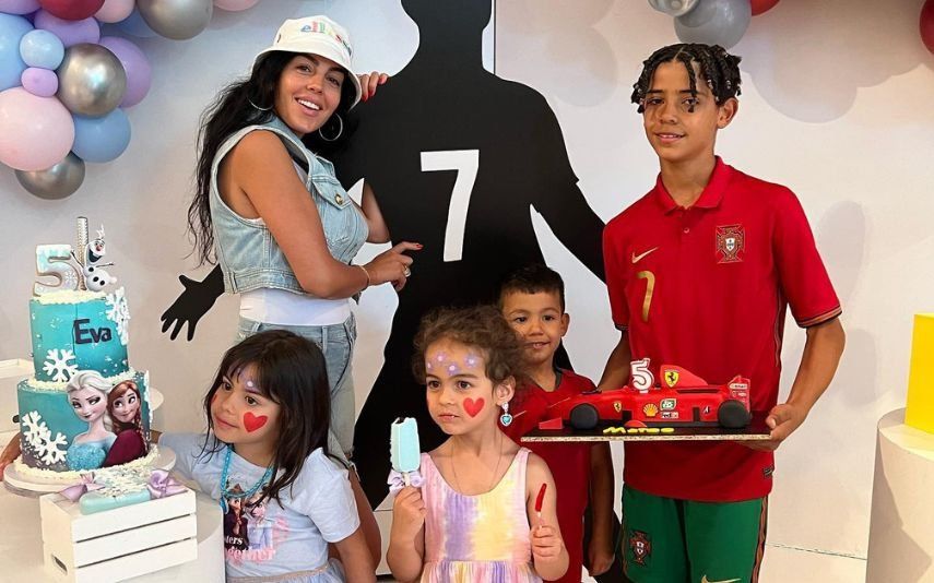 Cristiano Ronaldo faltou à festa de aniversário dos filhos gémeos, Eva e Mateo. Porém, as crianças recordaram o pai de uma forma muito especial! Veja os detalhes